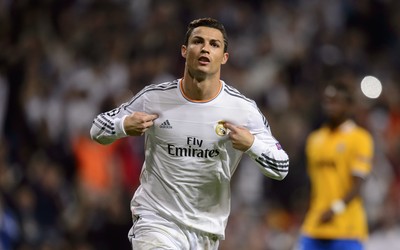 熊猫体育-克瓦拉茨赫利亚任意球助攻队友抢点破门